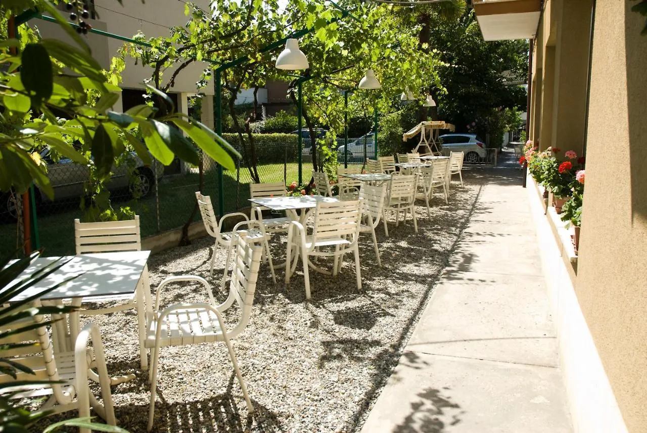 **  Hotel Carezza Cervia Italia