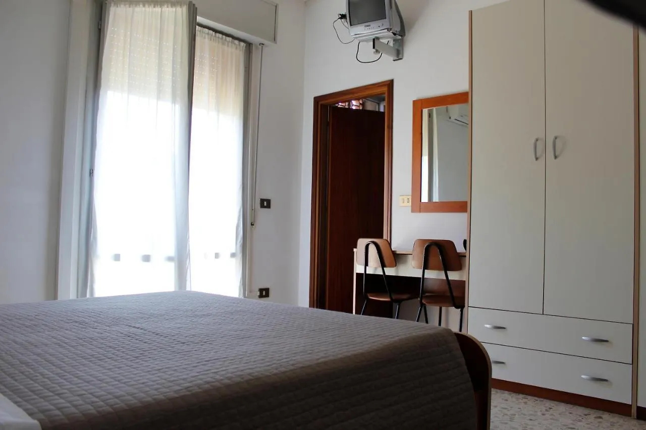 Hotel Carezza Cervia 2*,  İtalya